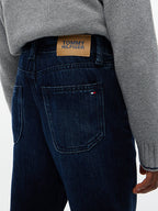 Jeans straight fit con bandierina ricamata